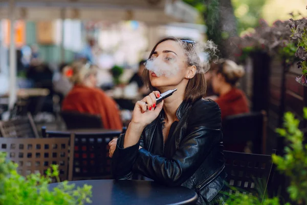 Beautiful glamorous brunette smoke electronic cigarette — Stock Photo, Image