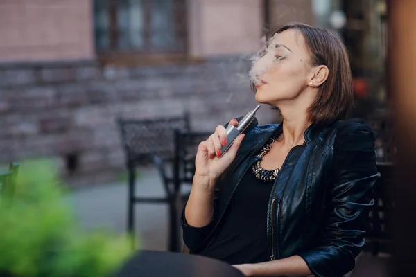 Piękna glamorous brunetka dym elektroniczny papieros — Zdjęcie stockowe
