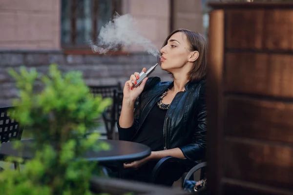 Bela glamourosa morena fumaça cigarro eletrônico — Fotografia de Stock