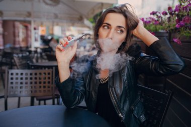 güzel göz alıcı esmer duman elektronik sigara