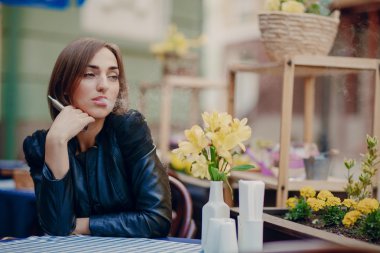 güzel göz alıcı esmer duman elektronik sigara