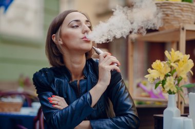 güzel göz alıcı esmer duman elektronik sigara