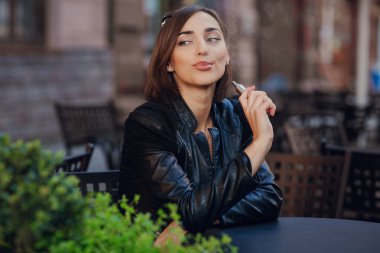 güzel göz alıcı esmer duman elektronik sigara