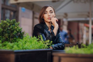 güzel göz alıcı esmer duman elektronik sigara