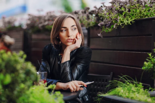 Krásné okouzlující brunetka dým elektronické cigarety — Stock fotografie