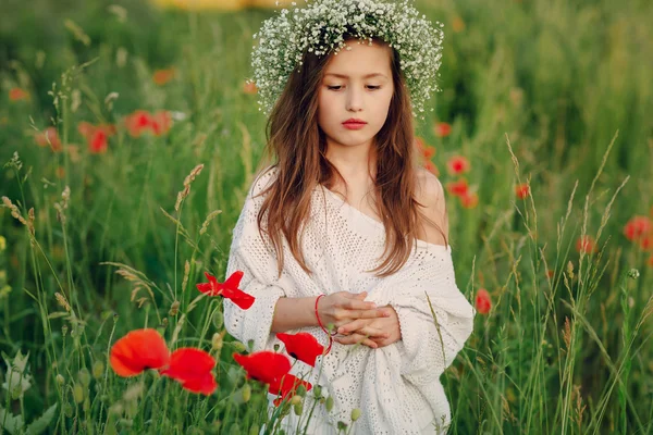 Linda menina posando em uma coroa de saia de papoilas — Fotografia de Stock