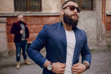 İki sakallı erkek moda