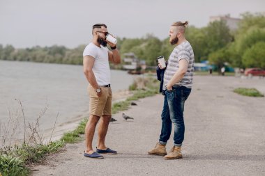 Kahve taşıyan sakallı adam.