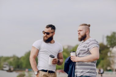 Kahve taşıyan sakallı adam.