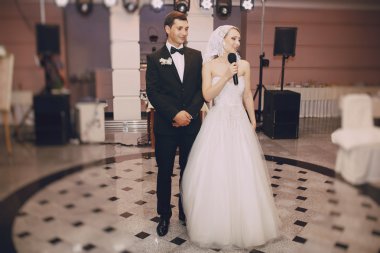 bir restoranda gelin