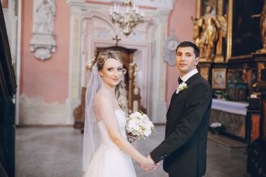 Kilisede evlenen çift.