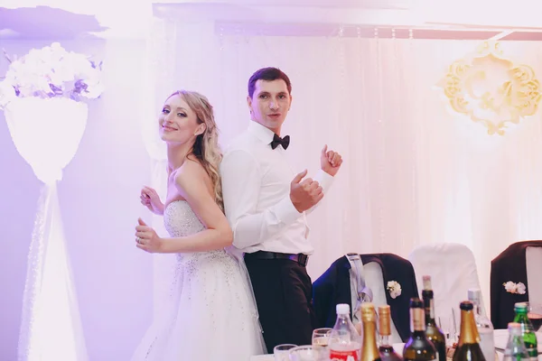 La mariée dans un restaurant — Photo