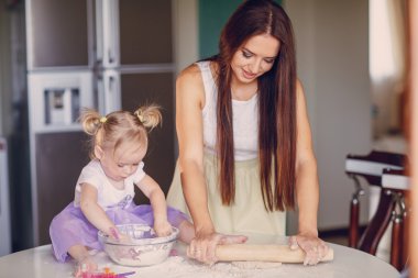 Anne ve kızı mutfakta.