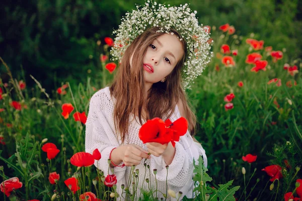 Hermosa niña posando falda en corona de amapolas —  Fotos de Stock