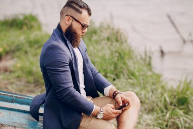 Teknede sakallı adam