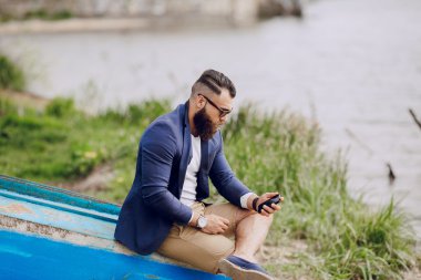 Teknede sakallı adam