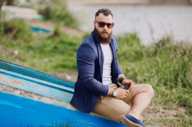 Teknede sakallı adam