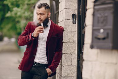 e-sigara ile sakallı adam