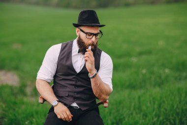 sakallı adam vaping