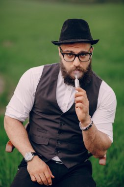 sakallı adam vaping