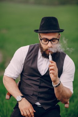 sakallı adam vaping