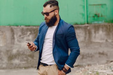 bir milyoner gibi görünüyor yalnız sakallı adam