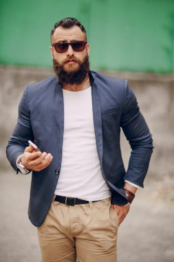 bir milyoner gibi görünüyor yalnız sakallı adam