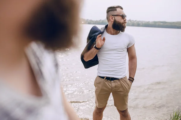 Skäggig man på stranden — Stockfoto