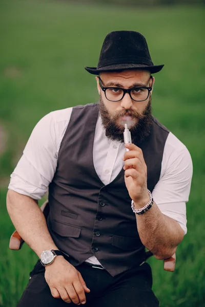 Uomo barbuto vaping — Foto Stock