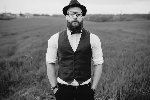 Barba hombre en campo lonley —  Fotos de Stock