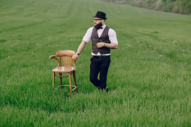 Yalnız sakallı adam 