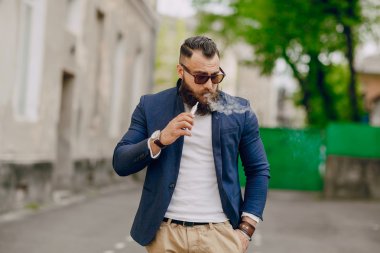 e-sigara ile sakallı adam