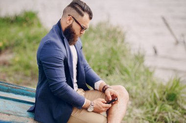 Teknede sakallı adam