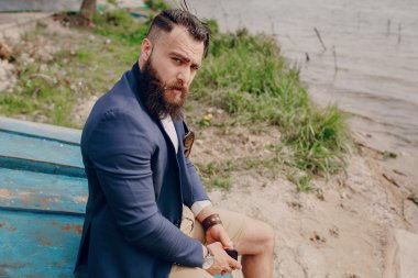 Teknede sakallı adam