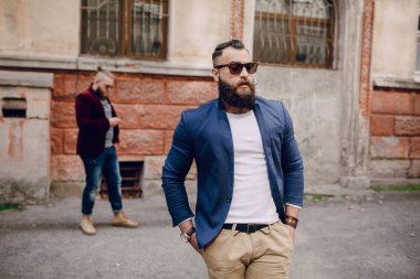 İki sakallı erkek moda
