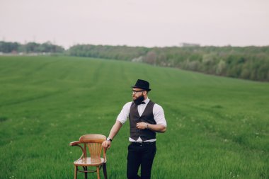 Yalnız sakallı adam 