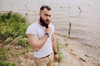 serinlemek sakallı adam