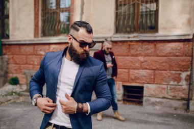 İki sakallı erkek moda