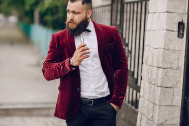 e-sigara ile sakallı adam