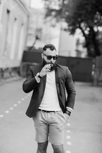 Hombre barbudo con cigarrillo electrónico —  Fotos de Stock