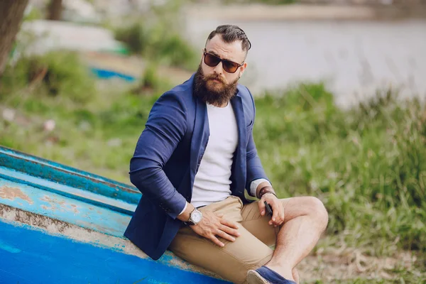 Uomo barbuto sulla barca — Foto Stock