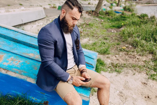 Teknede sakallı adam