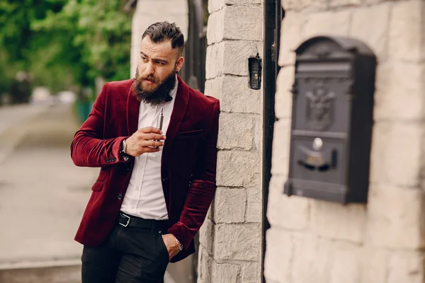 Hombre barbudo con cigarrillo electrónico — Foto de Stock