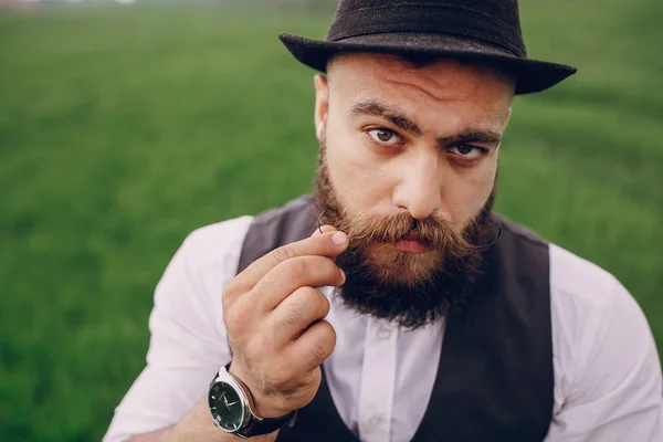 Barba hombre en campo lonley — Foto de Stock