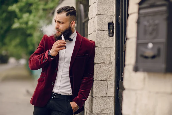 e-sigara ile sakallı adam
