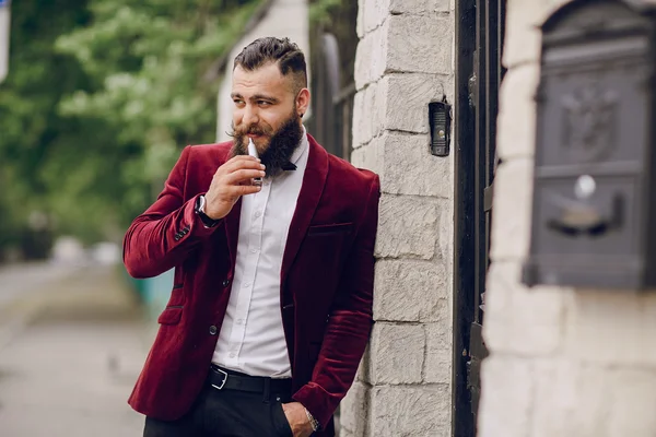 Бородатий чоловік з електронною сигаретою — стокове фото