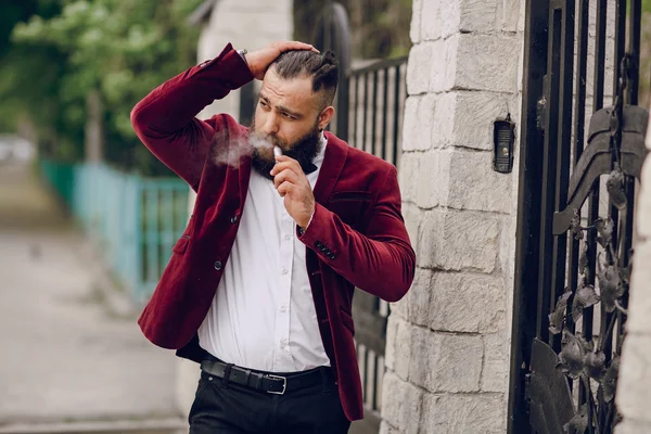 Bearded man with e-cigarette — Stock Photo, Image