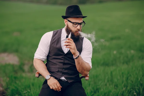 Hombre barbudo vapeando — Foto de Stock