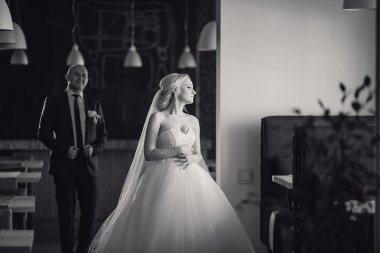 sarışın gelini onu damadı ile