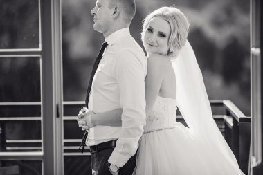 sarışın gelini onu damadı ile